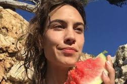 母亲节当天娱乐圈爆三件大事：黄一鸣被闺蜜背刺锋芝恋被传复合小玥儿点赞后爸引发热议