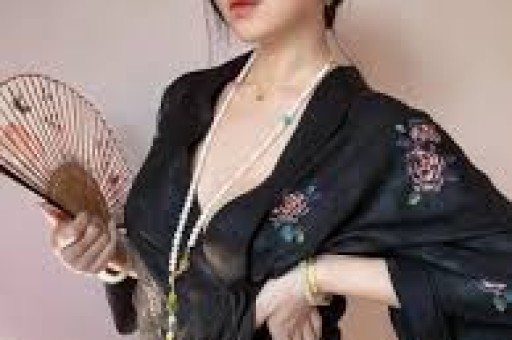 奶糖Logo“白桃少女”：设计寓意、视觉识别与使用解读